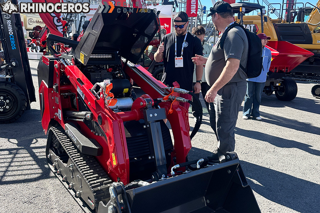 La minicargadora Rhinoceros KS1000 y la carretilla elevadora KS627 atraen visitantes a CONEXPO 2026.