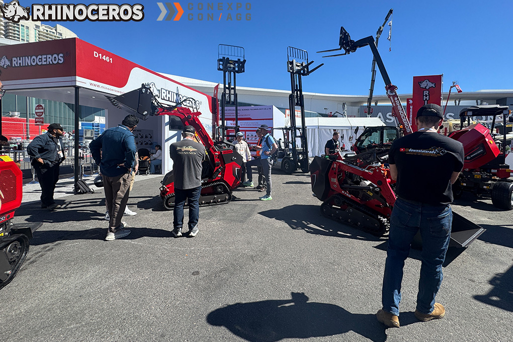 Stand de Rhinoceros Construction Equipment en CONEXPO CON AGG 2026 con excavadoras y cargadoras.